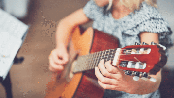 Kind mit Gitarre