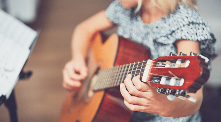 Kind mit Gitarre